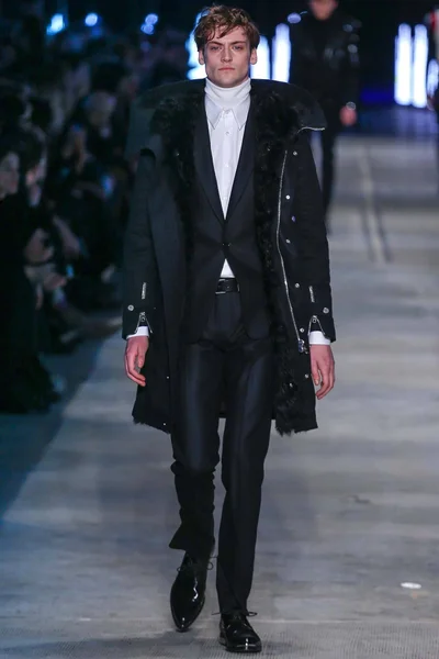 Look 10